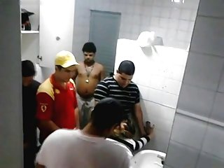 O launtty Minx Frolics com ver videos pornos seu amante na cama