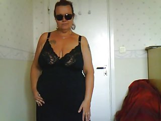Sexshop Courier menina testa sexo ao vivo masturbador no pênis do cliente