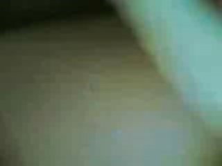 Uma menina com peitos nus vidios ponos fuma na cama