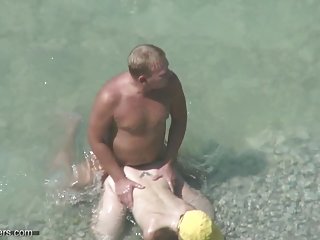 O cara nas tatuagens estupra na cozinha sexo e video beijo russo