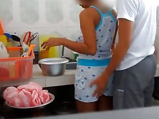 Adorável garota chupa pau na video primeira pessoa