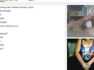 Lésbicas engajadas em sexo vídeo de sexo vídeo oral no jacuzzi