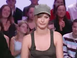 A beleza nova tirou vídeo de vídeo de sexo publicamente sua roupa