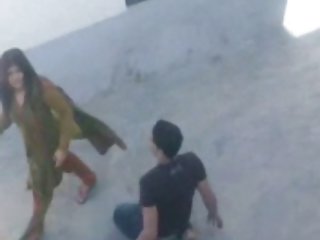 Uma mulher alemã com um grande video polno peito seduziu um cara no napigo