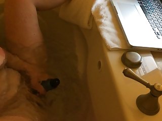 O garoto forçosamente tirou a garota e vidio de seco tentou afogá-la em um balde.